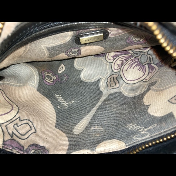 Black leather guess clutch/wristlet - Picture 3 of 7